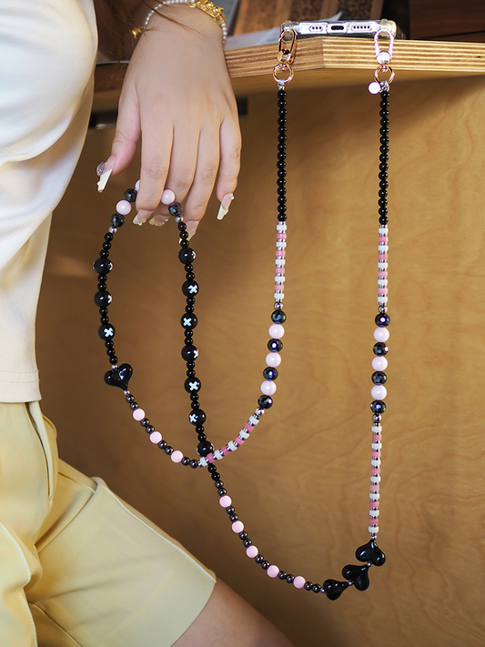 حبيبة بالأسود والوردي